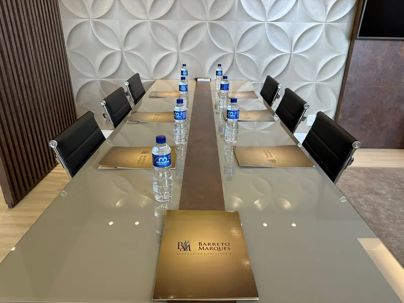Mesa de reunião preparada com pastas da Barreto Marques Advocacia