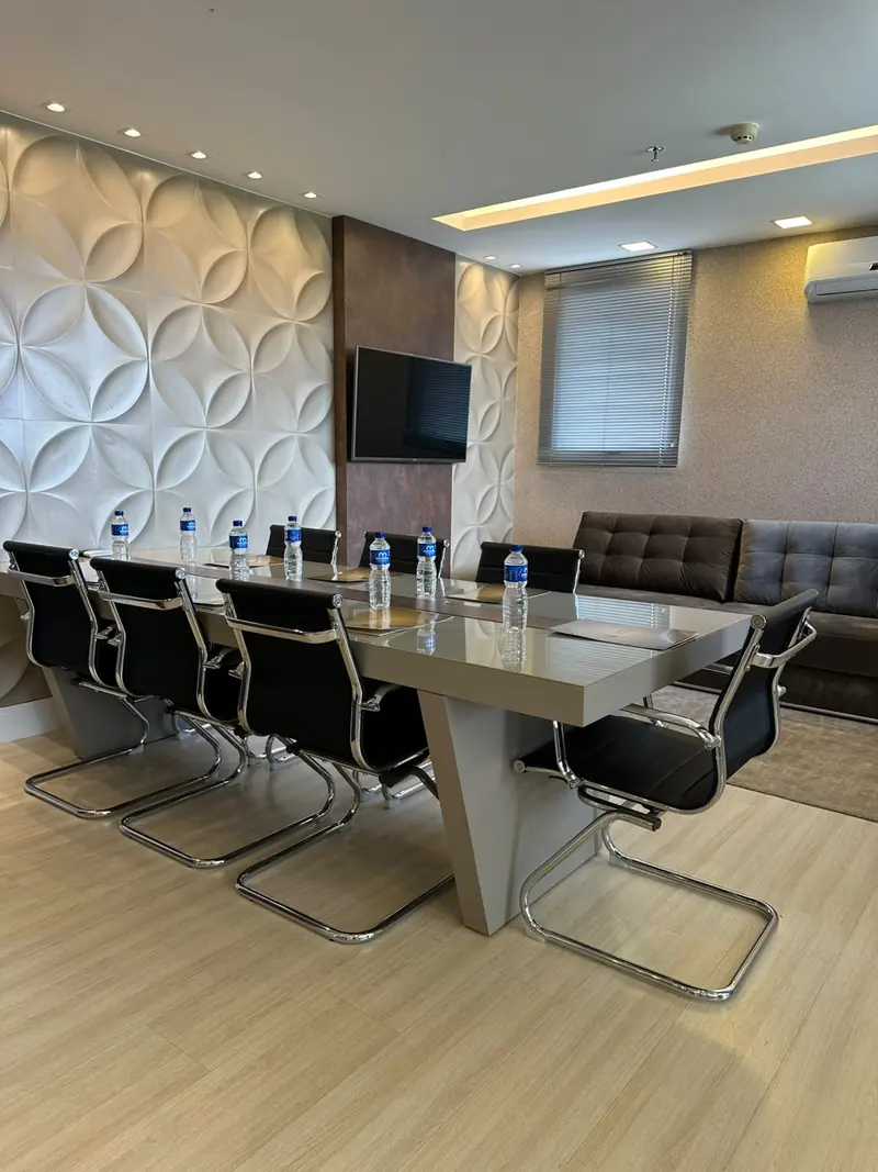 Sala de reunião do escritório Barreto Marques no LED Office, em Taguatinga